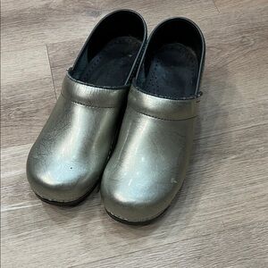 Sanita Metallic Silver Clogs